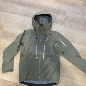 Arc'teryx Men's Green Raincoat